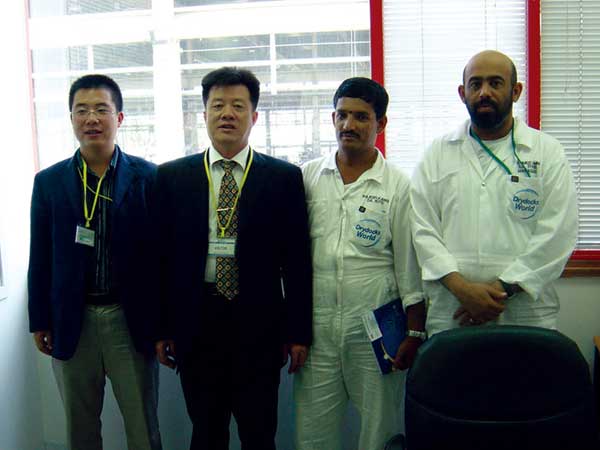 董事長(zhǎng)和總經(jīng)理呂金倉(cāng)在迪拜造船廠與外商合影